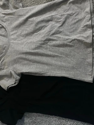 Basic t-shirt från lager157 - Två stycken basic t-shirts från lager157, inte jätte använda. Båda är i storlek S. Båda två för 40kr eller 1 för 20kr