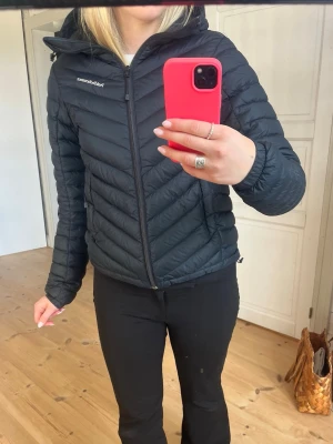 Peak Performance dunjacka - Dunjacka från Peak Performance (några repor på armarna som syns på sista bilden, annars inga hål) perfekt mot hösten och vintern🙌🏼