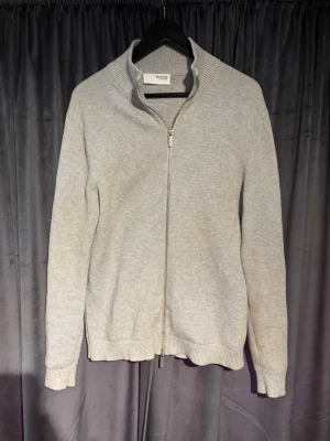 Selected homme helzip  - Säljer denna superfräscha fullzipen från selected homme! |Skick:10/10 |nypris: runt 800kr| hör av dig vid minsta lilla fundering!