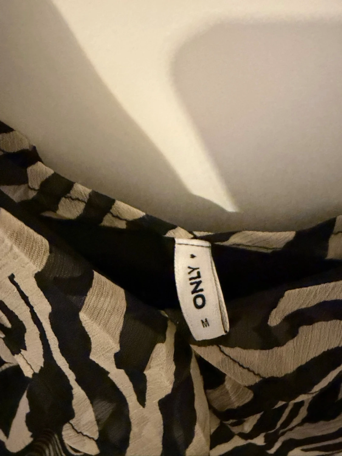 Zebramönstrad långklänning med volang - 1