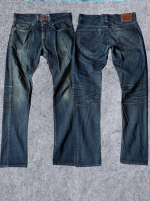 Levis 511 Premium Vintage  - Levi's 511 Vintage Jeans | Storlek W32/L32 | Äkta vintage-patina med naturliga Fades (10+ år gamla) | Straight fit, klassisk kvalitet | Skickas snabbt, kan gå ner i pris vid snabb affär  Mått Midja: 42cm Längd: 108cm Benöppning: 19cm Lårvidd: 24cm  Mvh ActiveResell | REF: LEV-004