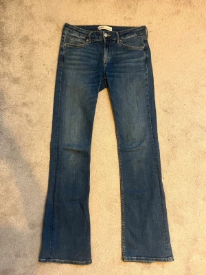 Zara jeans - Jättefina utsvängda jeans från Zara. Midjemåttet tvärs över är 38cm. 