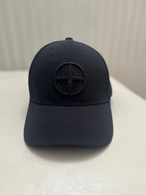 Stone Island keps - Svart Stone Island keps helt ny oanvänd 