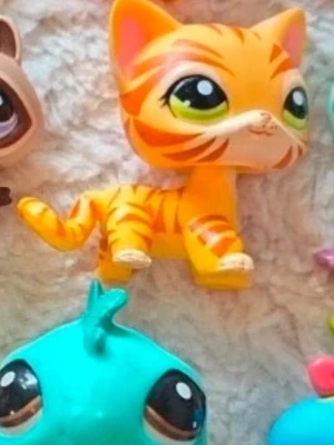 Littlest pet shop - Littlest pet shop authentic shorthair cat #1451. Skriv till mig privat för fler bilder. Skick som på bilden. Kolla gärna in min profil för bundle😊💕