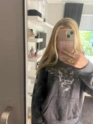 Mörkgrå hoodie med tryck - Säljer en mörkgrå hoodie med stor vit tryckdesign, både as snygg o skön❣️❣️