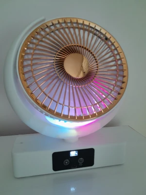 Desktop Loop Fan F23 – Bärbar och uppladdningsbar bordsfläkt med LED-belysning - Håll dig sval var du än är med denna helt nya Desktop Loop Fan (Modell F23). Med ett stilrent, modernt vitt hölje och ett iögonfallande frontgaller i roséguld/koppar-ton, är denna kompakta personliga fläkt designad för att passa perfekt på skrivbordet, nattduksbordet eller köksbänken. ​Nyckelfunktioner ​Helt sladdlös & bärbar: Drivs av ett inbyggt uppladdningsbart litiumjonbatteri med stor kapacitet, vilket gör den lätt att flytta runt utan att vara bunden till ett vägguttag. ​Moderna kontroller
