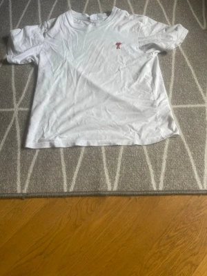 Ami Paris t shirt - Den passar till både S o M tröjan är i bra form ba det där lila felet i sista bilden annars är det i bra skick 