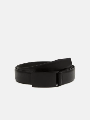  Nytt Svart skärp med stilren metallspänne - Snyggt svart skärp i skinn med en minimalistisk, rektangulär metallspänne. Perfekt för att lyfta vilken outfit som helst med en clean och modern look. Passar både till jeans och kostymbyxor.