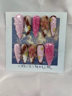 Magnolia (L);Medium Stiletto - Snygga handgjorda press-on naglar i en medium långa, spetsiga stiletto med mix av rosa och bruna toner. Dekorerade med 3D swirl-mönster, blommor och små gulddetaljer. Perfekt för dig som vill ha en unik och kreativ nagelstil. L: 17 mm, 12,5 mm, 13 mm, 12 mm, 10 mm 