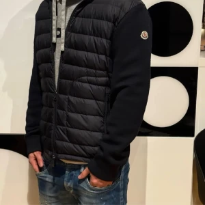Moncler Cardigan - Intressekoll på min Klassiska stiliga Moncler cardigan i size L ✅ skick 9/10! Köpt för 10 000kr och ingår se bild