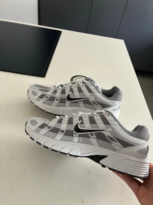 Nike p6000 - , Nike P6000 i storlek 44, helt nya! Det är en riktigt grym modell, känns som en klassiker med en modern twist. Den där designen med nät och överlägg ger dem en distinkt look som funkar till det mesta. Och att de är helt nya gör ju inte saken sämre – redo att ta sig an världen! Skickar samma dag eller dagen efter