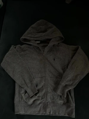 Ralph lauren zip - Ralph lauren zip i färgen grå, storlek S. Fläck i mitten som går enkelt bort med galltvål