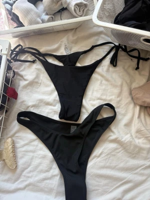 2 st svarta string bikini - 2 styckna svarta bikini underdel med string