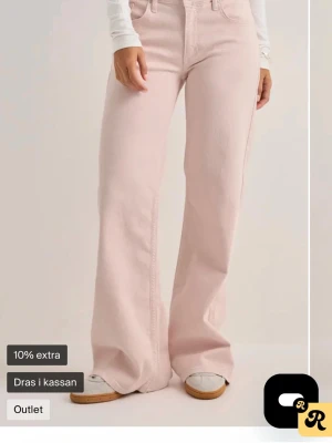 Helt nya oanvända rosa jeans från Nelly -  Jättefina jeans från Nellie som är nya och oanvända utan prislapp som är slut i nästan alla storlekar. Dem är rosa och i stl 36🩷