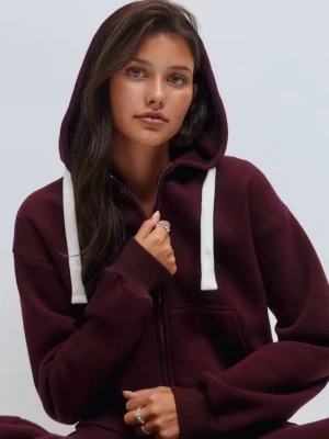 Vinröd hoodie med vita snören - Jättefin vinröd hoodie från Gina Tricot. Perfekt till hösten och passar till både jeans och mjukisbyxor. Säljer även ett par matchande byxor som tillhör samma set. Det är S i tröjan och XS i byxorna. Det är helt slutsålt och finns ej längre att köpa. ‼️Köp gärna dem ihop/tsm!!‼️