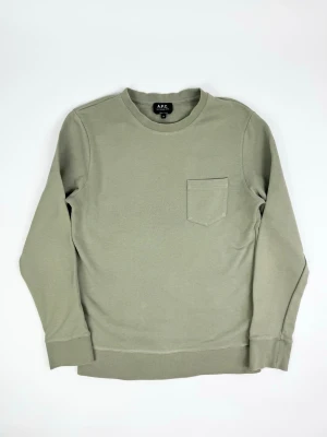 APC Sweatshirt olivgrön - Olivgrön APC sweatshirt Märke: APC  Storlek: M, sitter som S  Färg: Olivgrön Skick: Bra, liten fläck som inte syns så tydligt.