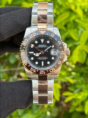 Seiko GMT- Master II Mod Duo Tone 'Root Beer' 40 - -Movement: NH34A Seiko GMT -Case Size: 40mm -Water Resistance: 100m -Crystal: Sapphire Glass -Lume: Super Lume -Bracelet: Full link Jubilee & Oyster bracelet available (904L Stainless Steel) -Lifespan: 25+ years