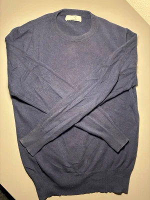 Mörkblå 100% cashmere tröja från Carmés - Detta är en mörkblå tröja från Carmés gjort av 100% cashmere och passar perfekt till en skön och stilren stil. (Säljs pågrund av att den är lite liten men annars är det inga problem med den) Hör gärna av er vid minsta funderingar😁