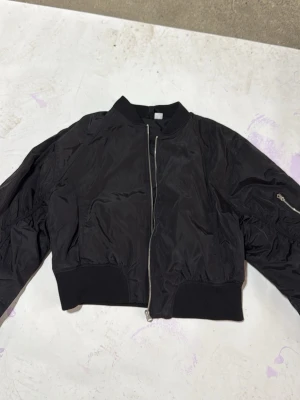Svart cropped bomberjacka - Svart bomber jacka