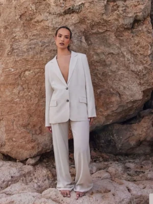 Lose Linen Blazer & Pants - Oanvända men tvättade linnen kavaj från Nelly. Storlek 32 och XXS men som det står är det mer lose fit. Tveka inte att skriva om du har övriga frågor💗