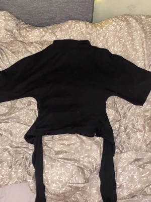 Svart knyt topp - Svart topp som man knyter bak. Strl S från Gina Tricot, nästintill oanvänd 🤍