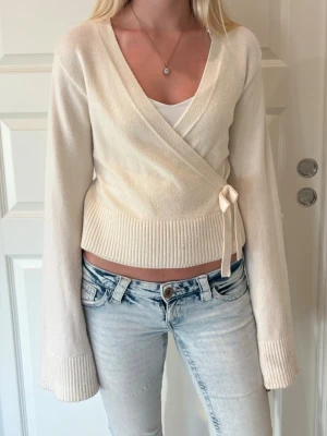 Beige stickad tie cardigan från Gina tricot - Storlek 170. Bra skick, priset kan diskuteras