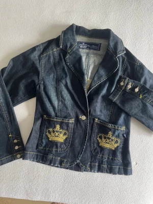 victoria beckham jeansjacka s-m-l - Säljer min favoritjacka. Den passar perfekt nu till hösten! 🍂 
