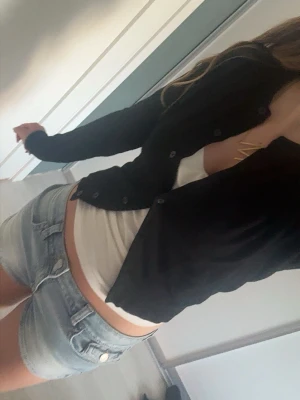 Svart cardigan💕 - Säljer nu denna jätte fina svarta cardigan från h&m i storlek S💕💕💕den är som ny och är bara använd 1 eller 2 gånger💕💕💕