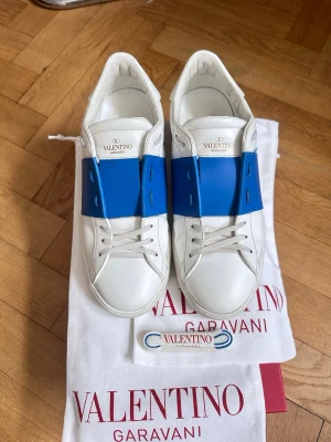 Valentino open - Säljer ett par riktigt fina blå valentino open i fint skick. Skorna är inte mycket använda och därmed i bra skick. Allt og medföljer, box, 2 dustbags och extrasnören. Skorna är i storlek 43,5 och de är självklart äkta. Bara att höra av sig vid frågor eller funderingar!