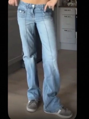 Blåa jeans från hm - Ett par blåa jeans från hm i storlek S