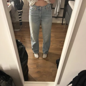 Ljusa mid waist jeans - Använd en del Fint skick Jag är 165cm 
