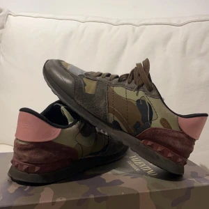 Valentino rockrunner! - Säljer mina riktigt feta valentino rockrunner! Perfekta till vintern. Cond 8/10. Size 42. Box och snören kommer med. Kom privat vid några frågor!🔥