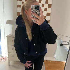 Fin jacka - Jackan är jättefin men den är lite för kort i ärmarna för mig, men annars tycker jag supermycket om den💕