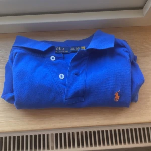 Ralph lauren pike tröja  - En snygg och stilren blå Ralph lauren pike tröja, köpt på nk för cirka 1200. Mitt pris : 549. Bara att höra av dig vid frågor och funderingar. 