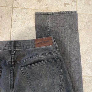 Acne jeans  - Jättesnygga acne jeans i öka jeansmaterial i väldigt bra skick. Straight leg med grå/svart tvätt👊