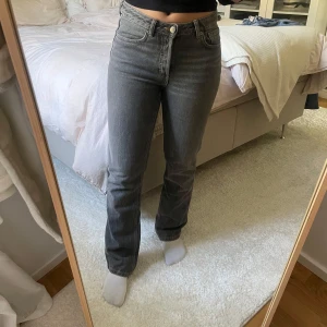 Weekday jeans - Midwaist straight jeans från Weekday. Endast testade, nypris 590kr. Samma byxor som på bilden men just den grå färgen finns inte kvar på hemsidan. 
