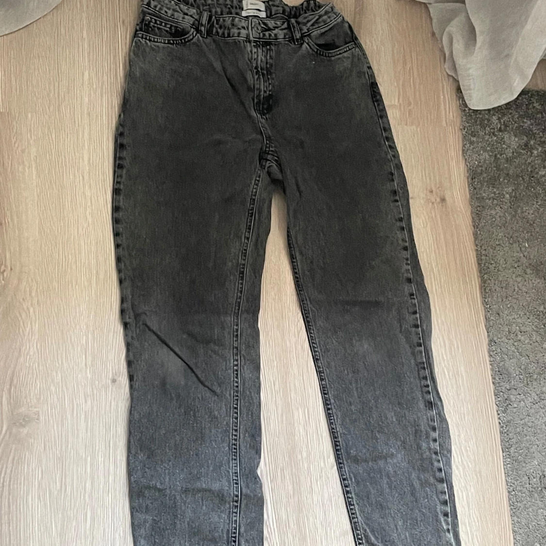 Mörkgråa grunt jeans