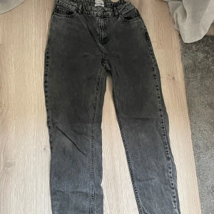 Mörkgråa grunt jeans - Jag säljer mina mörkgråa gruntjeans. Dom är i bra skick. Dom är köpta från kidsbrandstore och är köpta för 599. Storlek 170. Pris kan diskuteras.