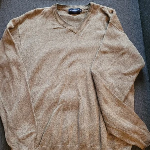 Tröja - Mycket väl använd färg enligt bild. Beige, brun, grön?