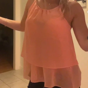 Så fint rosa linne  - Använd ett fåtal gånger men i mycket fint skick.Ljusrosa/aprikos färg. Storlek 38 men reglerbara band som man kan justera