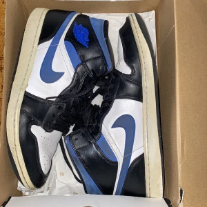 Air Jordan 1 mid racer blue, storlek. 44 - Säljer ett par Air Jordan 1 mid racer blue. Begagnade, finns några skador på skorna. Köptes för 1999kr. Kan tänka mig lägre pris.
