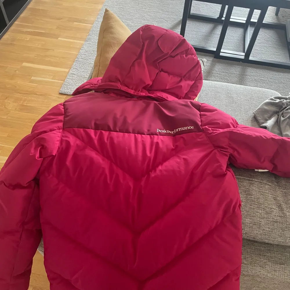 En vinterjacka från peak performance i storlek 130. Säljs inte längre vad jag kunde se på hemsidan, vinterjackor från peak performance kostar mellan 2000-3200 (vet ej vad denna kostade men skulle tippa på ca 2500?) därav priset💗💗. Takit.