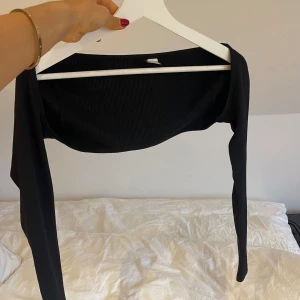 Bolero  - Svart bolero från H&M som tyvärr inte kommer till användning❣️ (nyskick)