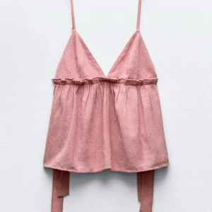 Slutsåld rosa topp med knytning från Zara - Storlek S, enbart använt 1 gång så iprincip nyskick! Köpt i somras men slutsåld på hemsidan! Nypris 329kr