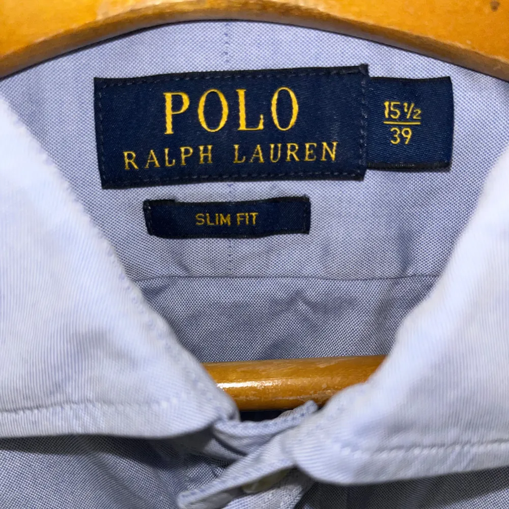 Säljer en stilren blå skjorta från Ralph Lauren i slim fit i storlek M ungefär. Skjortan har den klassiska polo Ralph lauren logo typen på bröstet. Frågor och funderingar? Hör bara av dig. Skjortor.