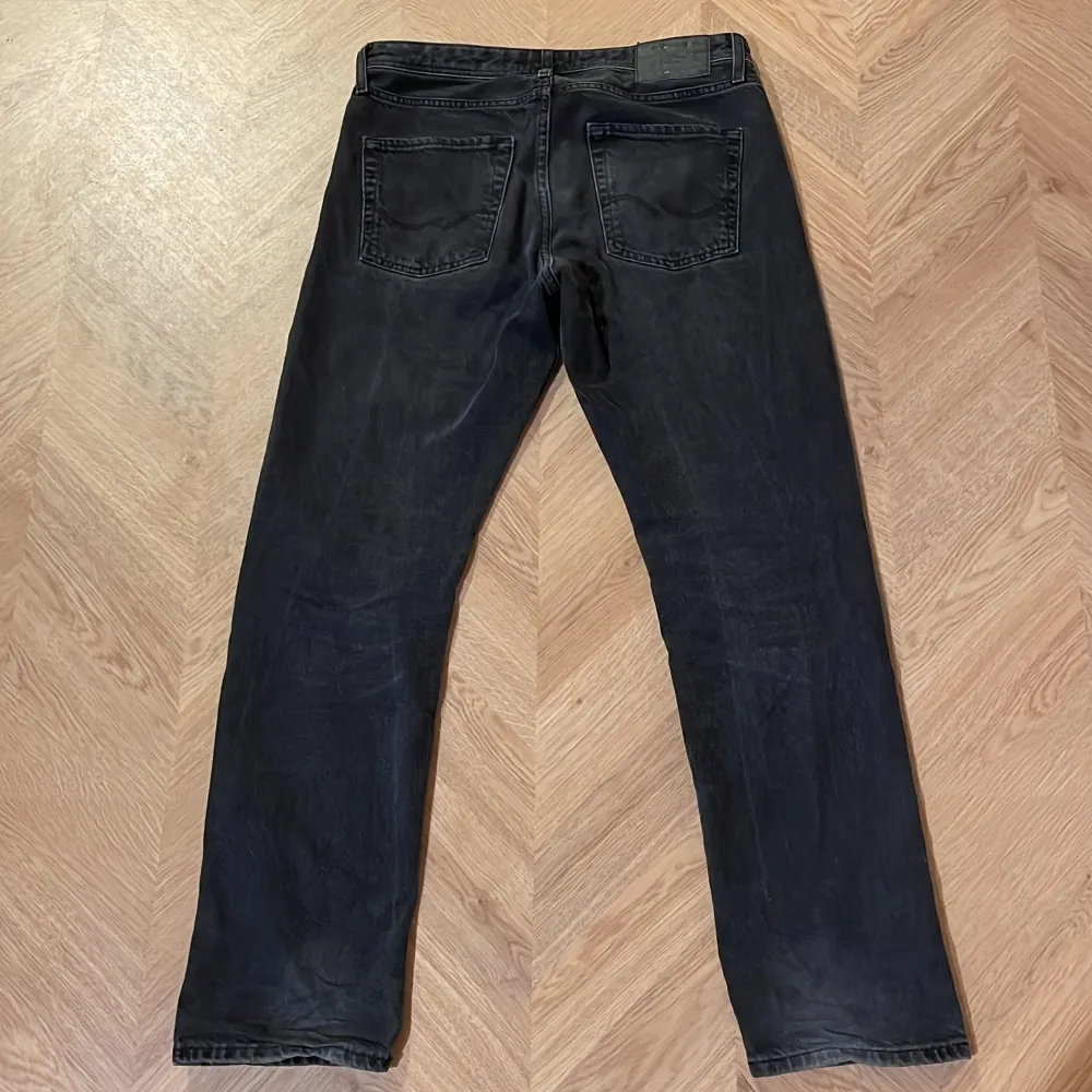 Svarta jeans från Jack & Jones i modellen Loose/Chris. Lite urtvättade och aningen slitna längst ner som jag tagit bild på, ser dock värre ut på bild än vad det är.. Jeans & Byxor.