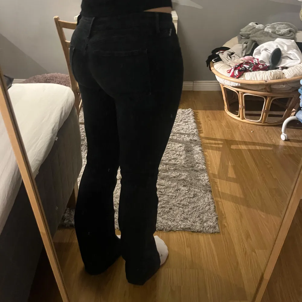 Säljer nu mina otroliga svarta bootcut replay jeans då ja har för många jeans..! Dom är omsydda från skinny till bootcut och dom sitter otroligt🤩 skriv för mer info, strl 28. Jeans & Byxor.