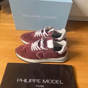 Philippe model trpx  - Säljer nu mina sparsamt använda dojjor då de är lite för stora för mig. De är Max använda 10 gånger! Storleken är 42 men passar absolut 43. De är riktigt schyssta och varma nu till vintern! Priset är ej hugget i sten,  skriv för mer info😁