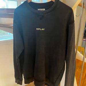 Tja! Säljer en fet replay pullover. Tröjan är i storlek M. Skicket är 9/10. Nypris 1500. Skön tröja som passar med allt!