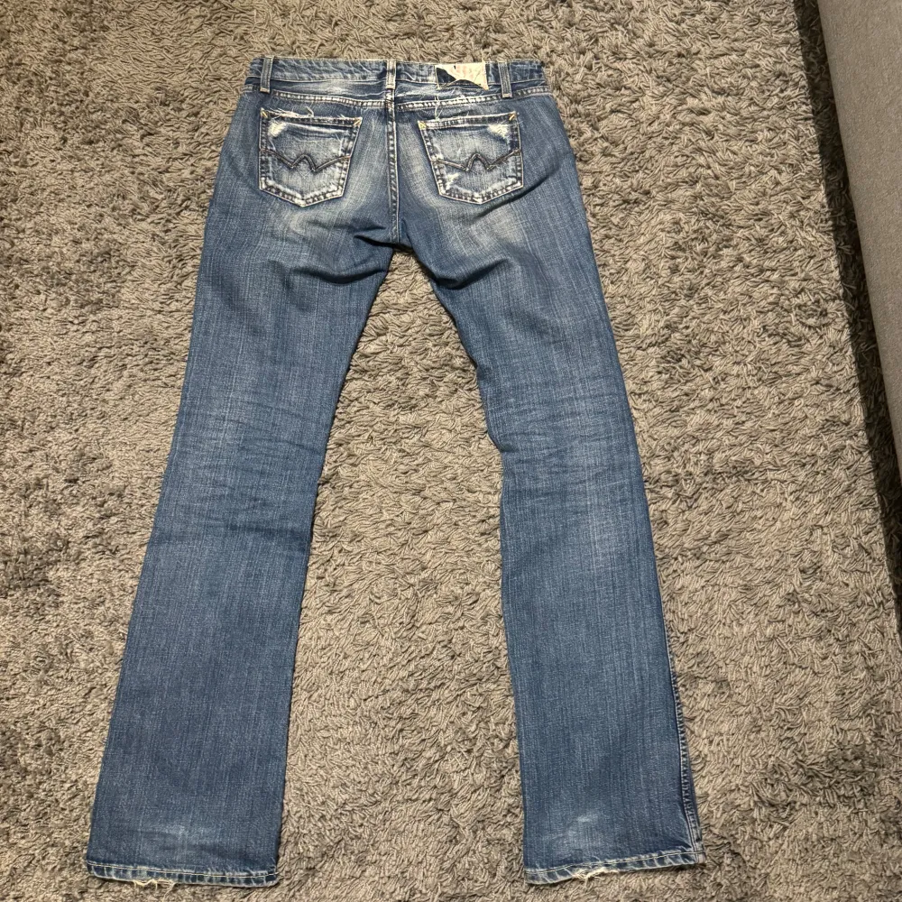 Säljer ett par lowwaist bootcut jeans! Bra skick❤️❤️ Midjemått: 38cm Innerbenslägnd: 82cm Skriv privat om ni undrar nått❤️. Jeans & Byxor.